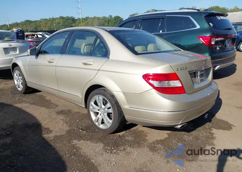 2010 Mercedes-Benz C 300 Luxury/Sport z USA, uszkodzony, nr VIN WDDGF5EB7AR129277